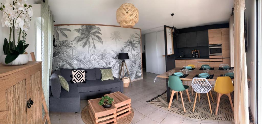 - une cuisine et une salle à manger avec une table et des chaises dans l'établissement Bayonne Appartement terrasse 4 km plage, à Bayonne