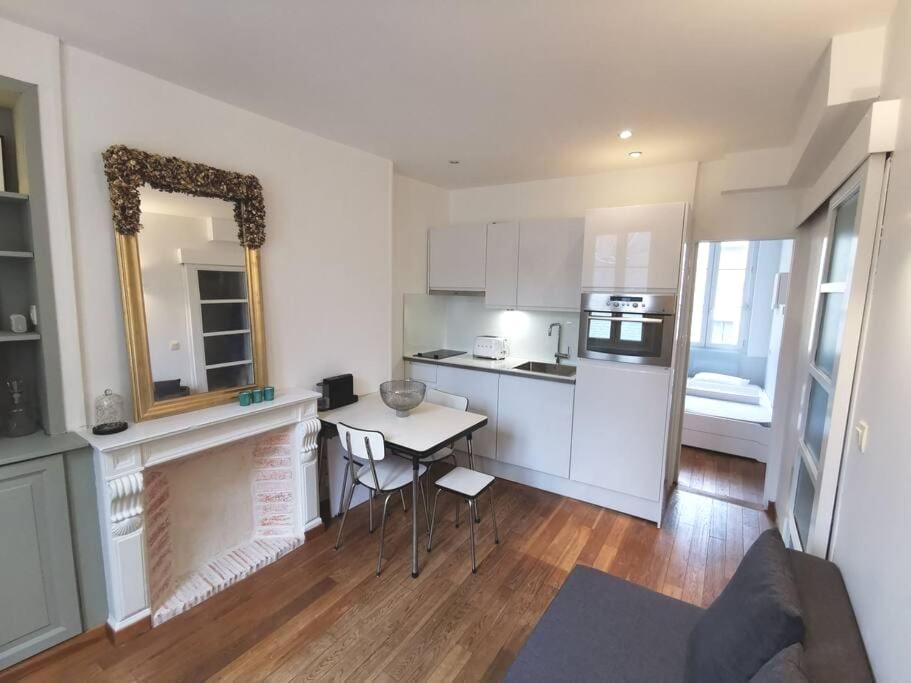Nhà bếp/bếp nhỏ tại 2 pièces au cœur de trouville / rue des bains