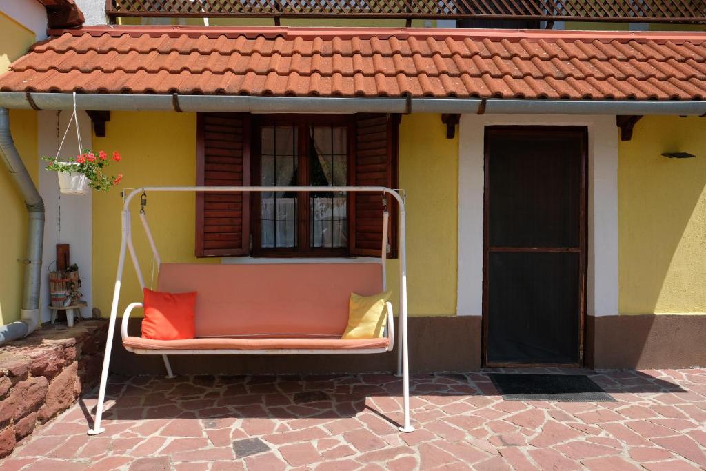 Patio lub wspólna przestrzeń na świeżym powietrzu w obiekcie Panoráma Nyaraló