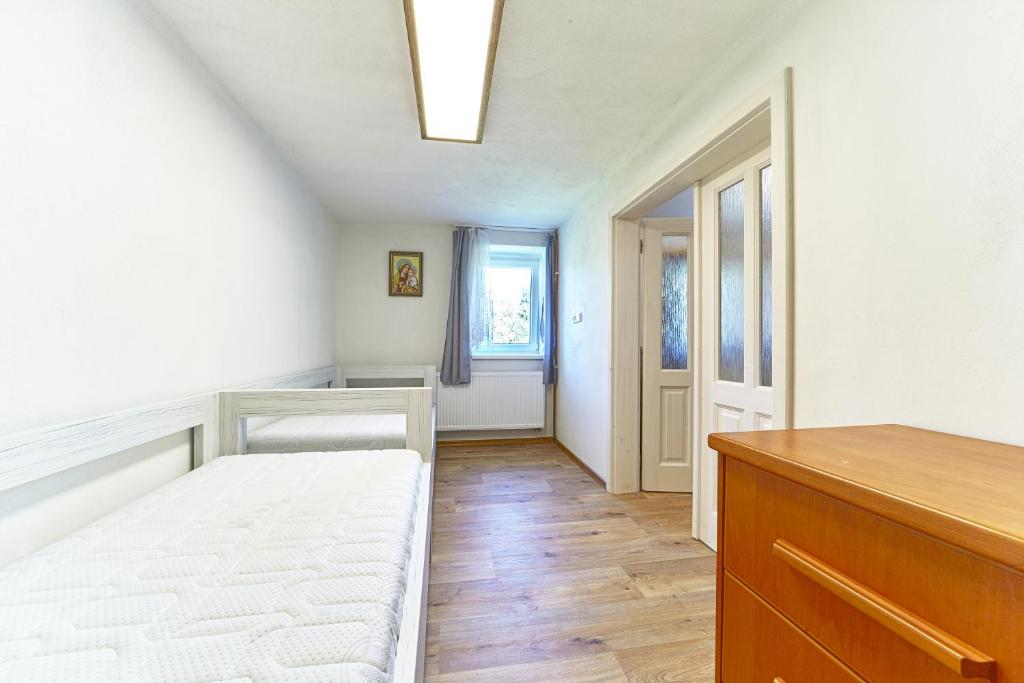Postel nebo postele na pokoji v ubytování AA Chalupa Šumava