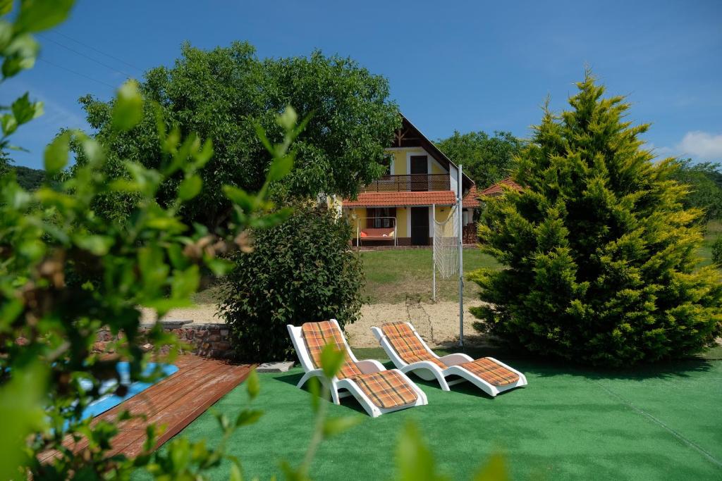 Ogród w obiekcie Panoráma Nyaraló