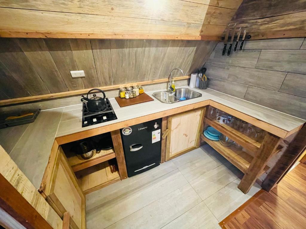 una vista aérea de una cocina en una casa pequeña en Casa del Árbol - Malalcahuello, en Malalcahuello