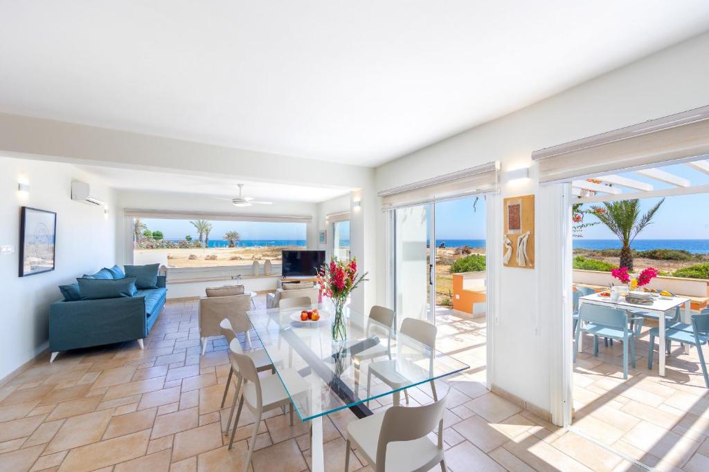 Posezení v ubytování Protaras Seafront Villa Violetta