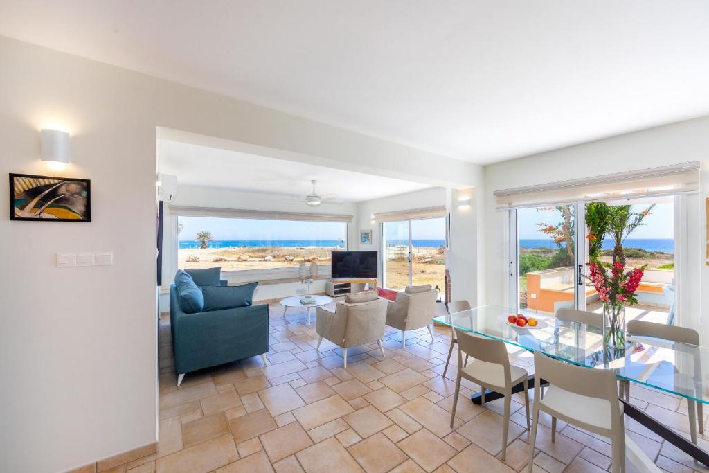 TV a/nebo společenská místnost v ubytování Protaras Seafront Villa Violetta