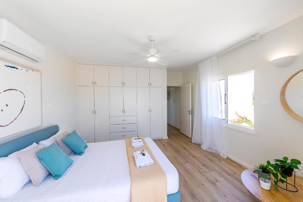 Postel nebo postele na pokoji v ubytování Protaras Seafront Villa Violetta