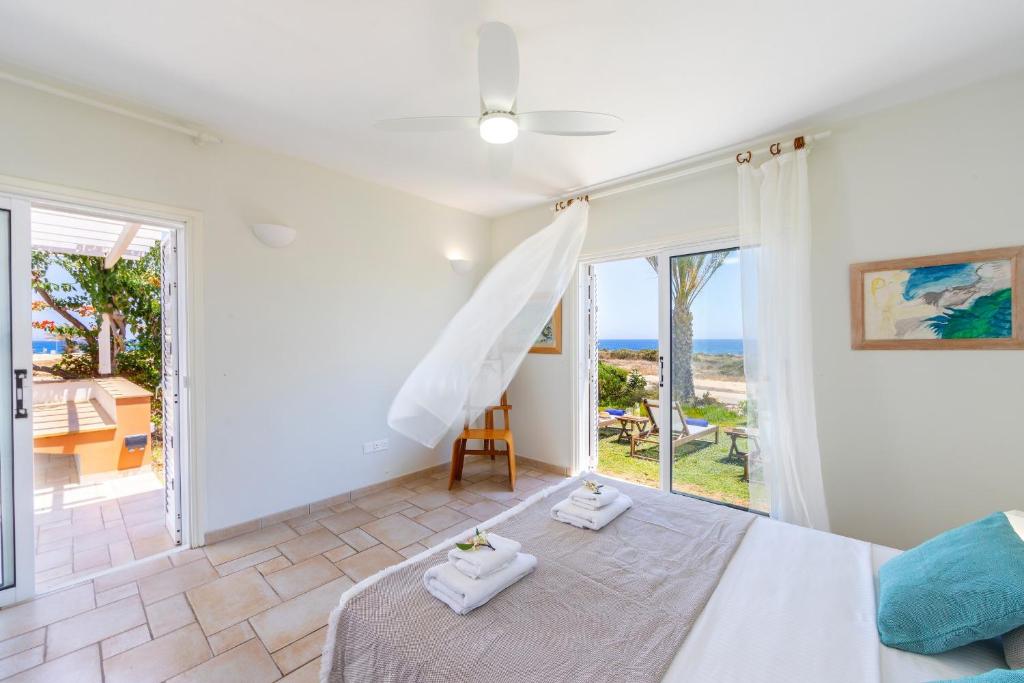 Postel nebo postele na pokoji v ubytování Protaras Seafront Villa Violetta