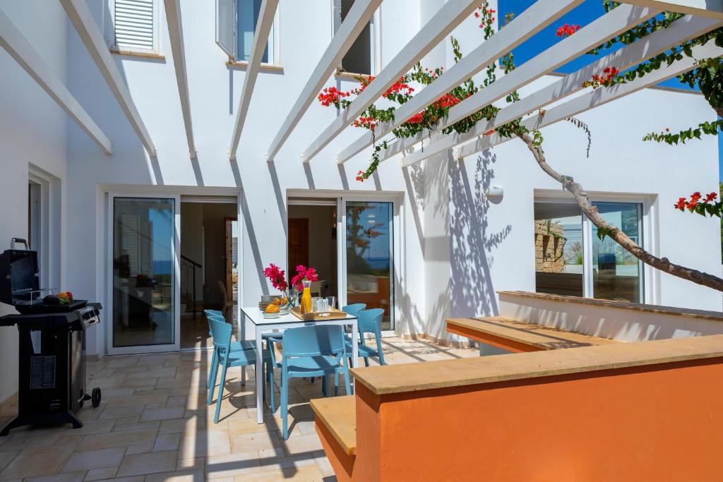 Balkón nebo terasa v ubytování Protaras Seafront Villa Violetta