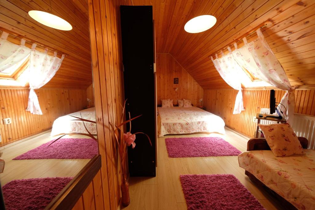 Łóżko lub łóżka w pokoju w obiekcie Panoráma Nyaraló