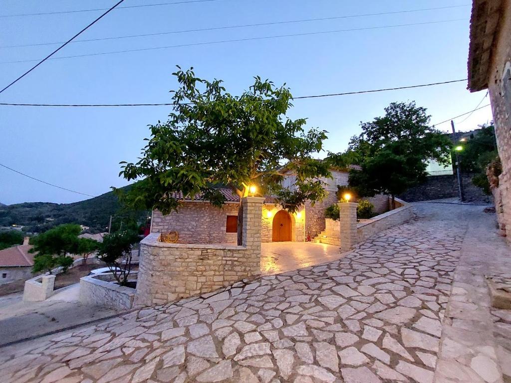 een stenen pad dat leidt naar een gebouw met een oprit bij Casa de la Vita in Katochorion