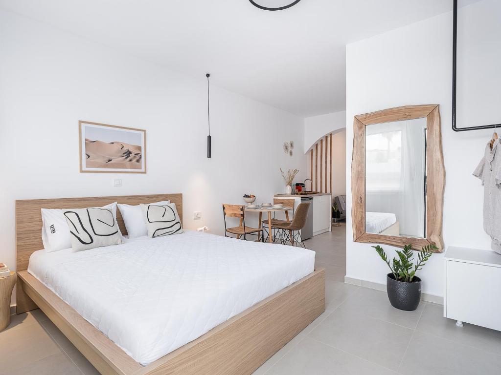 En eller flere senge i et værelse på Astra boutique suites at Agia Marina Beach