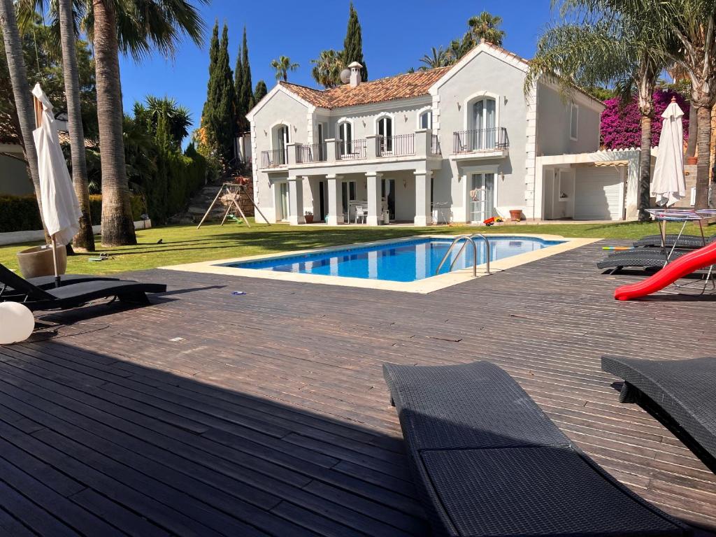 una casa con piscina frente a una casa en Villa Maracana, en Marbella