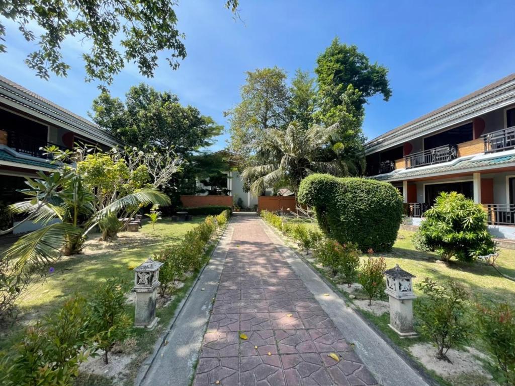 una passerella di fronte a un edificio di Phi Phi Andaman Beach Resort a Phi Phi Don