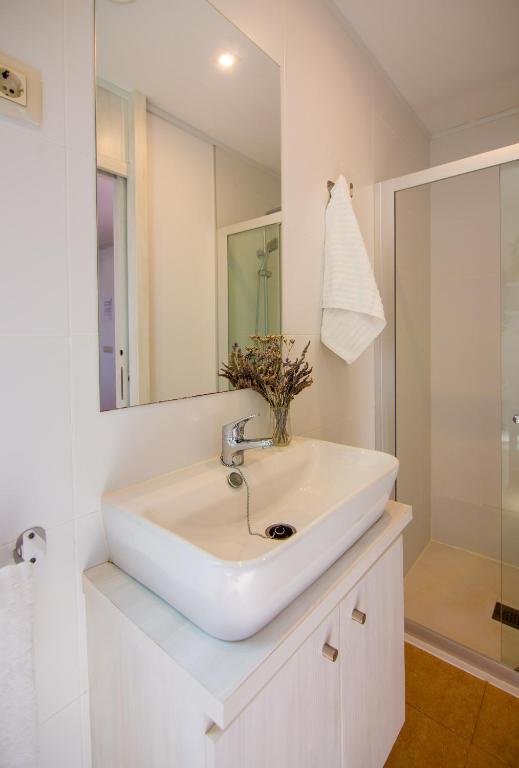 A bathroom at Casara Seis o Casara Siete - Tu casa a 100m de la playa de Zahora