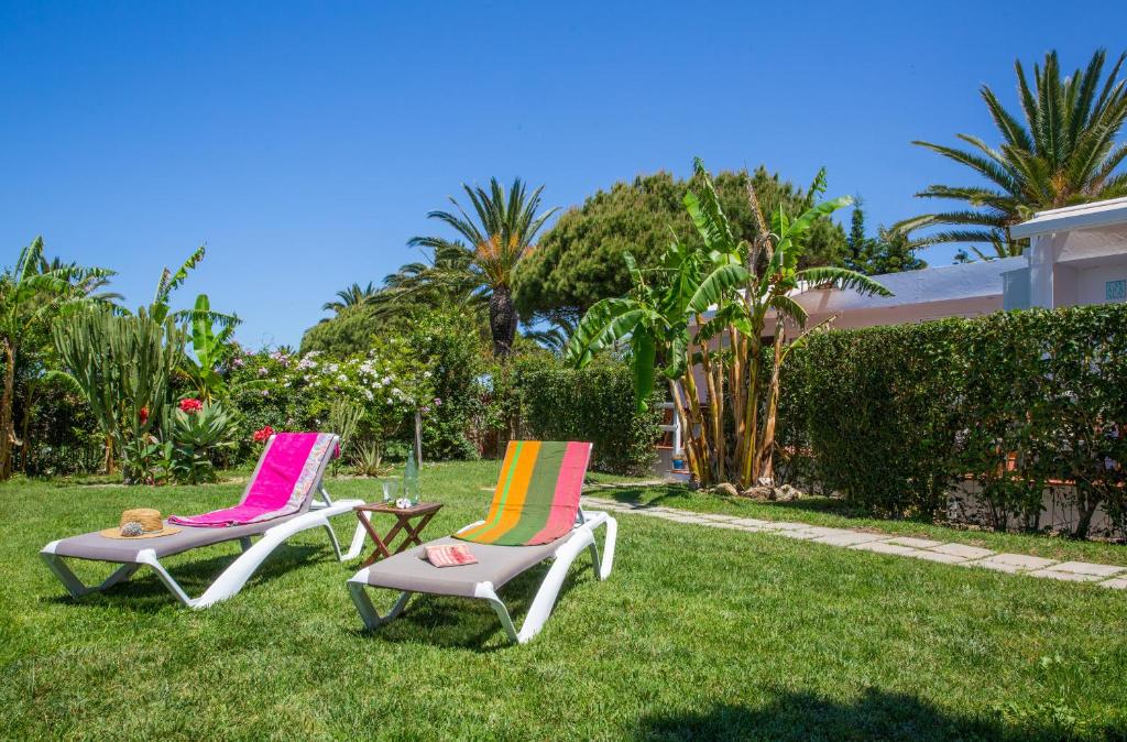 A garden outside Casara Seis o Casara Siete - Tu casa a 100m de la playa de Zahora