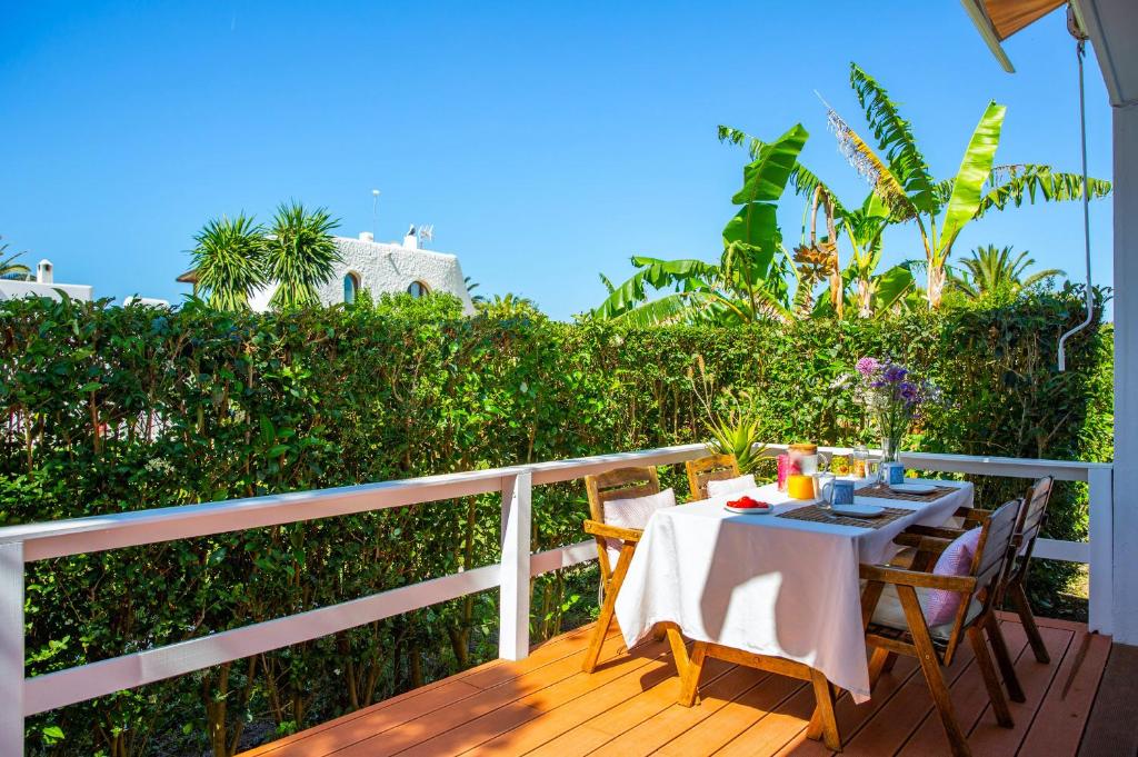 A balcony or terrace at Casara Seis o Casara Siete - Tu casa a 100m de la playa de Zahora