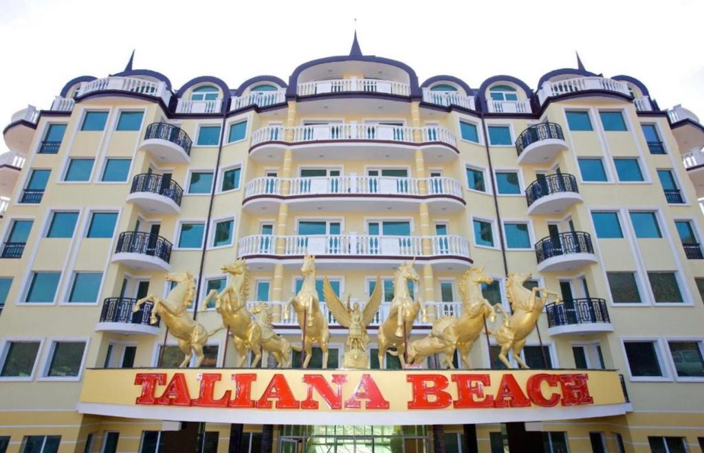 ein Gebäude mit einem Schild, das Talma Beach liest in der Unterkunft Amore Beach элитный готельный комплекс in Elenite