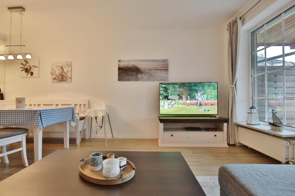 TV a/nebo společenská místnost v ubytování Strandhus Strandhus