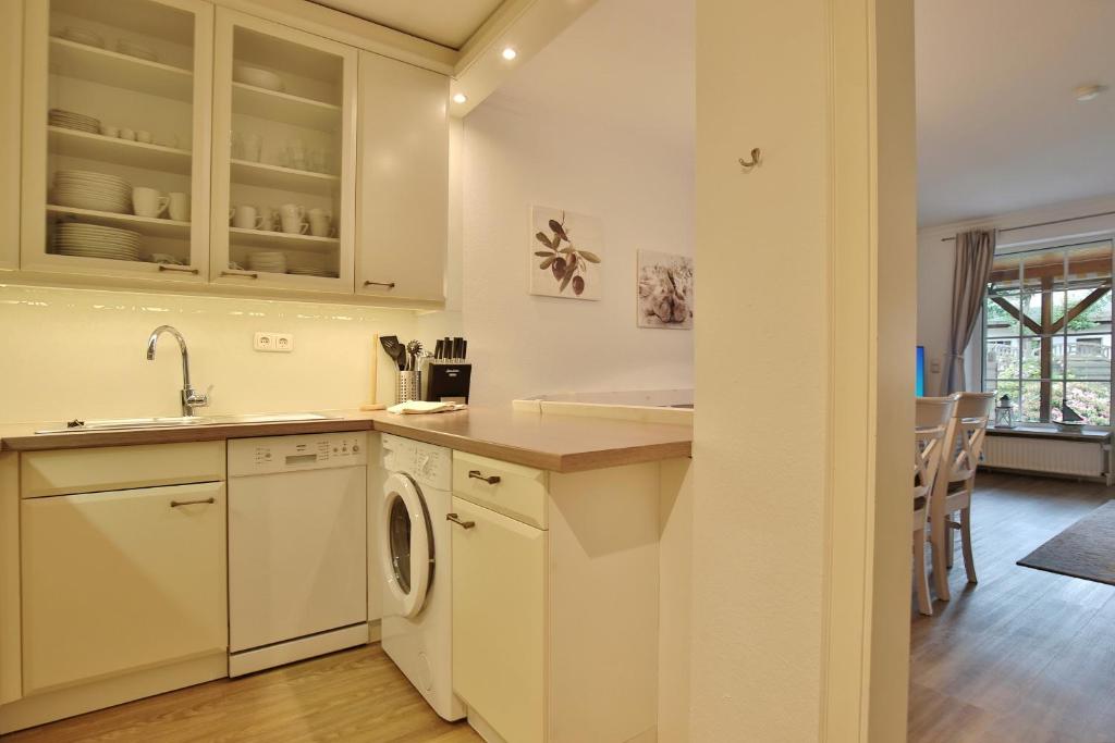 Kuchyň nebo kuchyňský kout v ubytování Strandhus Strandhus