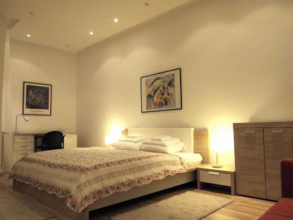 Schlafzimmer mit einem Bett und einem Schreibtisch mit Beleuchtung in der Unterkunft Charming Apartment Tanja in Zagreb