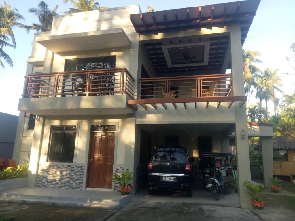 ein Haus mit einem davor geparkt in der Unterkunft blue starfish villa in Panglao