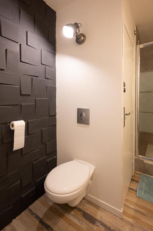 Kúpeľňa v ubytovaní Idéal couple Jacuzzi et jolie cour intérieure