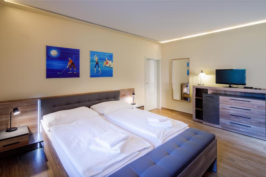 Postel nebo postele na pokoji v ubytování Hotel Villa Golf Cihelny