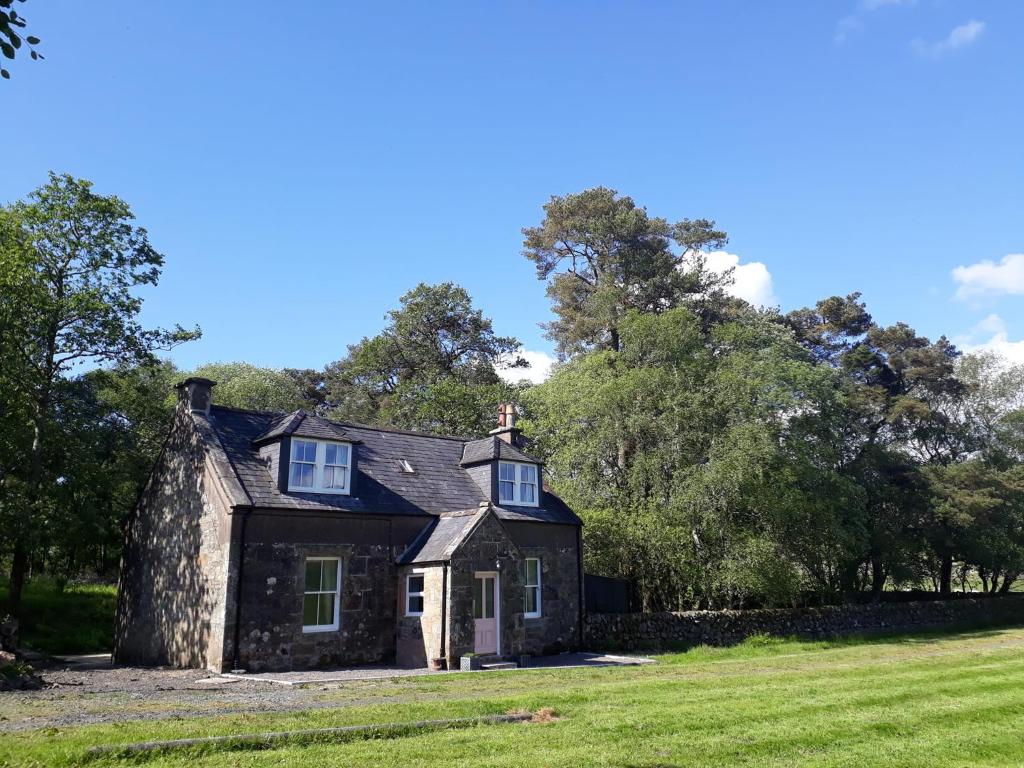 Beautiful Traditional secluded country cottage في Sanquhar: منزل حجري قديم في حقل