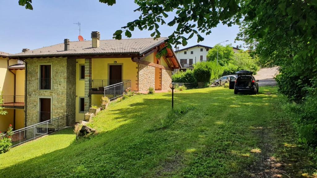 塞斯托拉的住宿－Villa Natale，前面有绿色草坪的房子