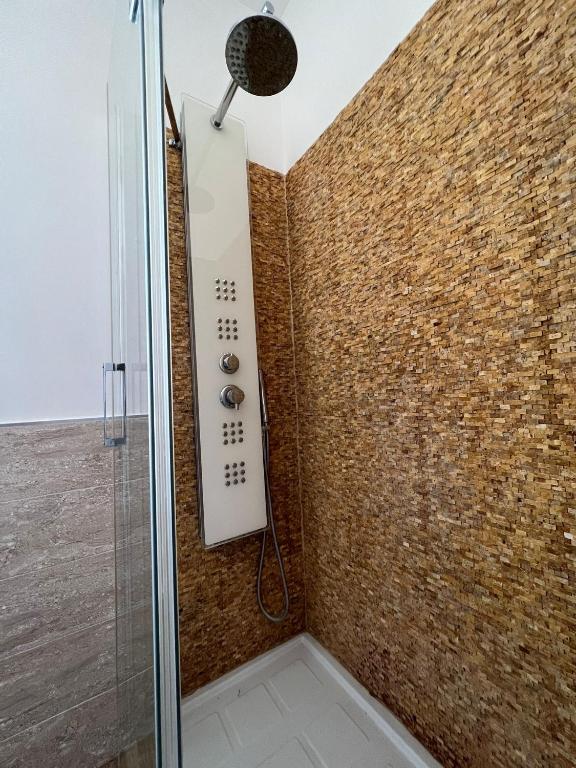 łazienka z prysznicem i ceglaną ścianą w obiekcie Bibi House w mieście Nocera Inferiore