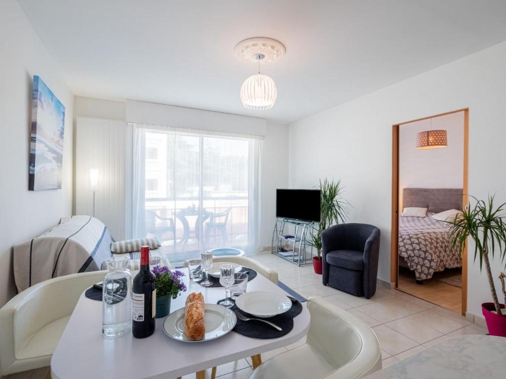 un salon avec une table avec de la nourriture dessus dans l'établissement Apartment L'Hippocampe T2 balcon by Interhome, à Les Sables-dʼOlonne