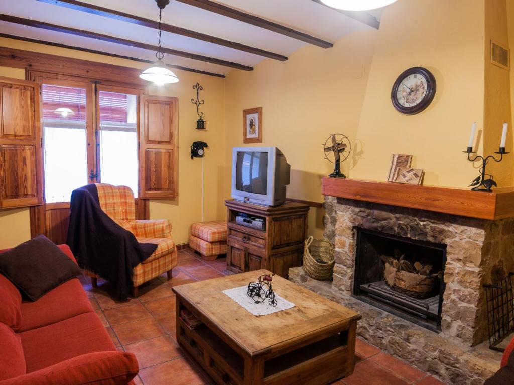 een woonkamer met een open haard en een televisie bij Holiday Home Rosa by Interhome in Cabanes