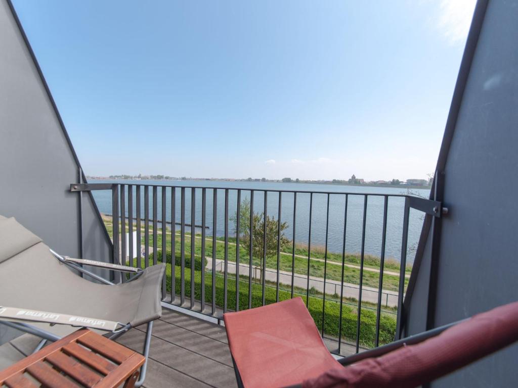 - Balcón con vistas al agua en Apartment Schietbaanstraat by Interhome, en Ostende