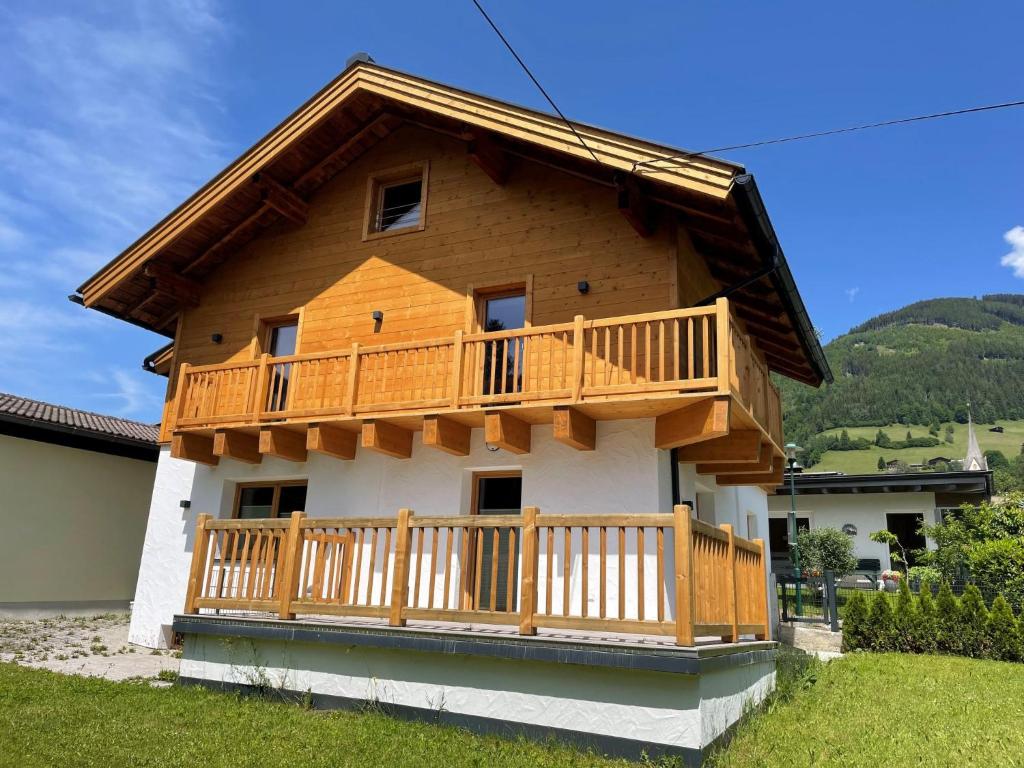 Casa de madera grande con balcón en Holiday Home Nussbaum by Interhome, en Piesendorf
