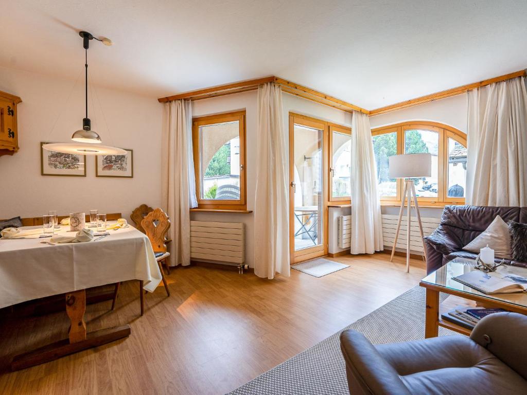 Posezení v ubytování Apartment Chesa Auricula 1-1 by Interhome