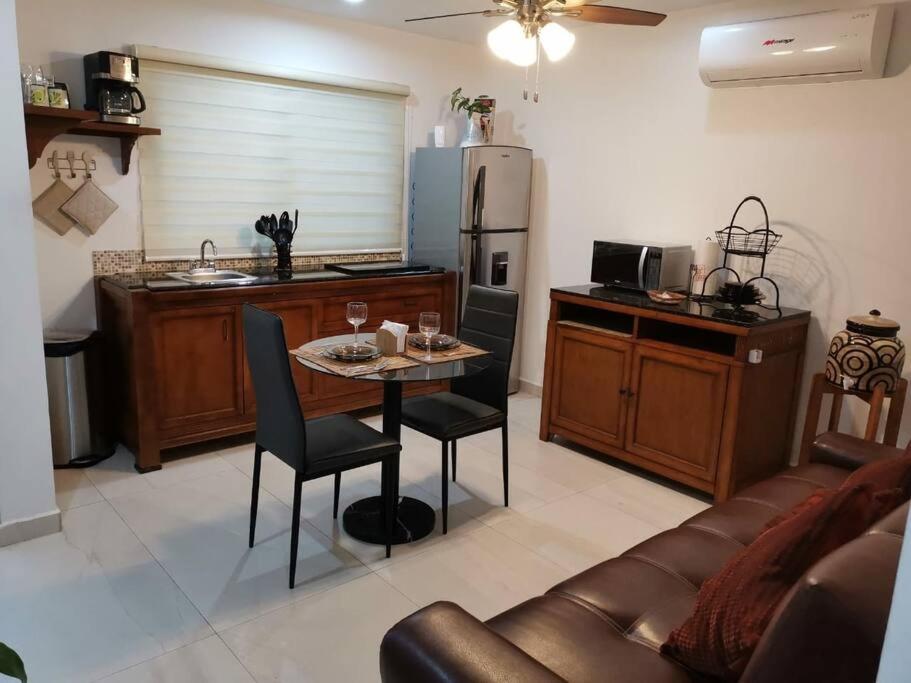 Kuchyň nebo kuchyňský kout v ubytování Apartmento con alberca a 50 mt del mar La Licha