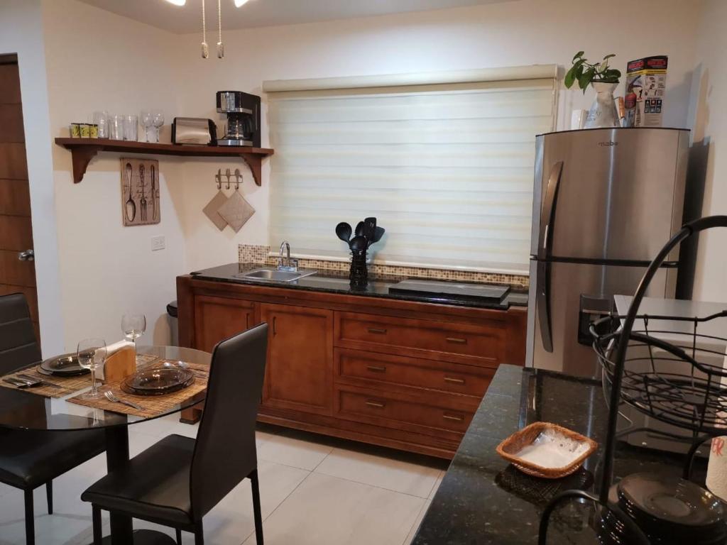 Kuchyň nebo kuchyňský kout v ubytování Apartmento con alberca a 50 mt del mar La Licha