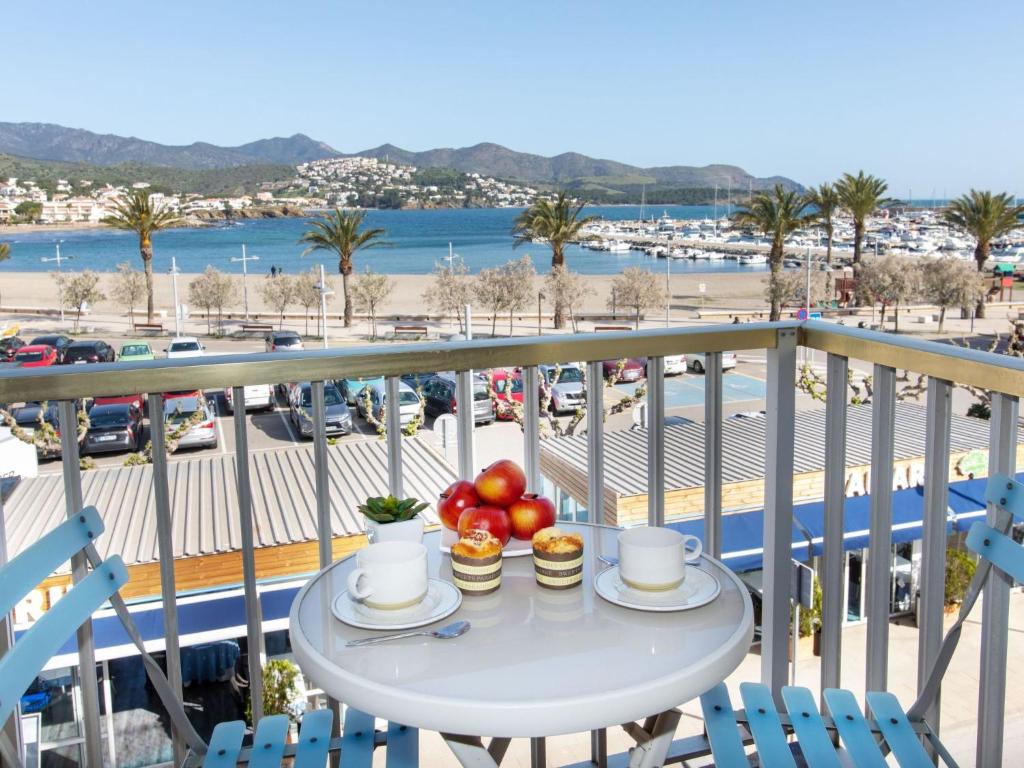 einen Tisch mit Obst auf einem Balkon mit Hafenblick in der Unterkunft Apartment Tamariu-1 by Interhome in Llança