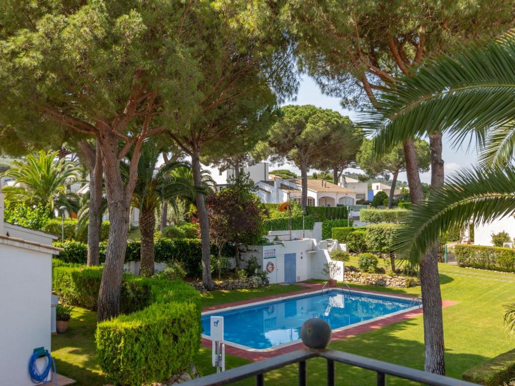 - une vue depuis le balcon d'une villa avec piscine et arbres dans l'établissement Holiday Home Villa Jade by Interhome, à L'Escala