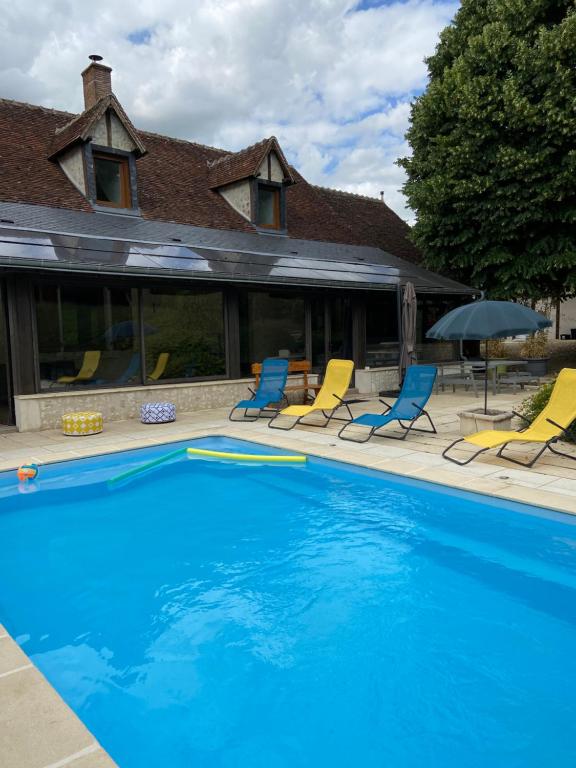 Bazén v ubytování La Charmeraie : gîte de charme, piscine et spa nebo v jeho okolí