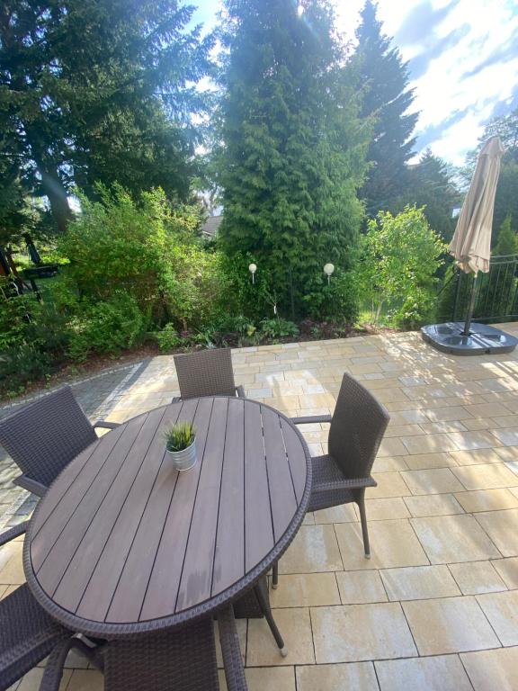 Vonkajšia záhrada v ubytovaní Apartamenty nad jeziorem charzykowskim Villa Emilia