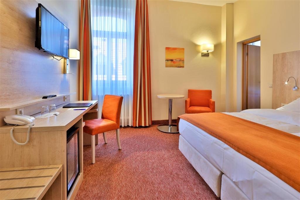 TV a/nebo společenská místnost v ubytování City Partner Hotel Holländer Hof