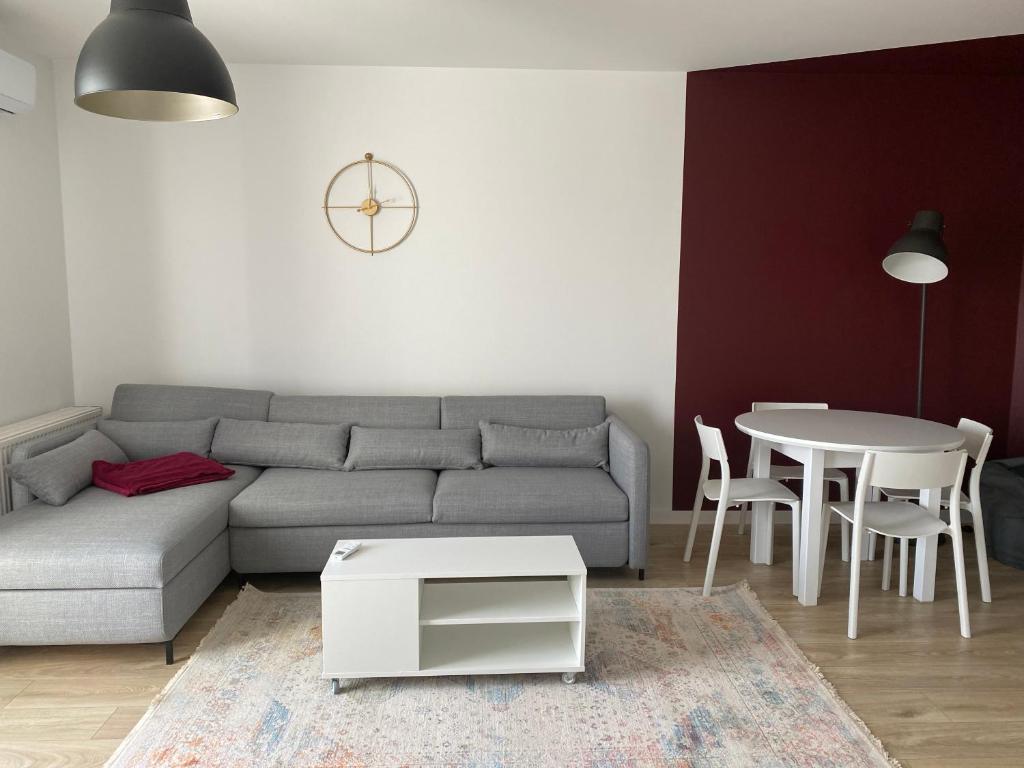 uma sala de estar com um sofá e uma mesa em Gdańska Studio em Breslávia