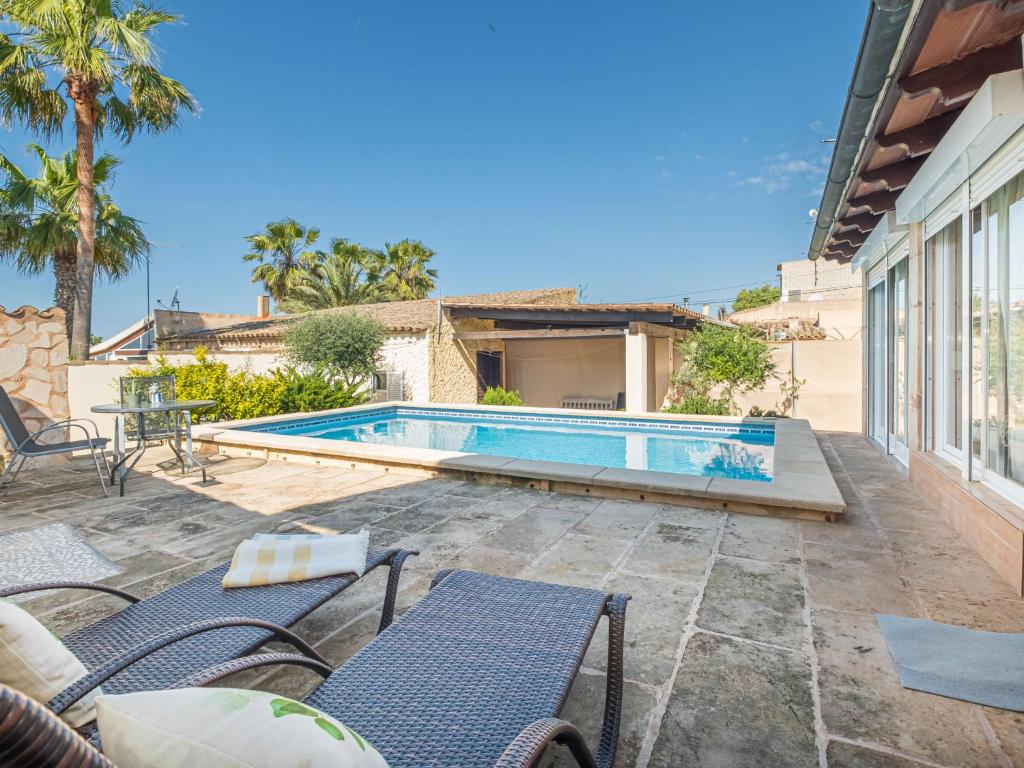 um pátio com cadeiras e uma piscina em Holiday Home Mare by Interhome em Ses Salines