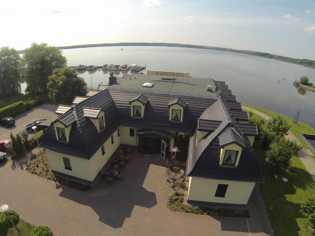 una vista aérea de una casa sobre el agua en Bootshaus Neustrelitz, en Neustrelitz