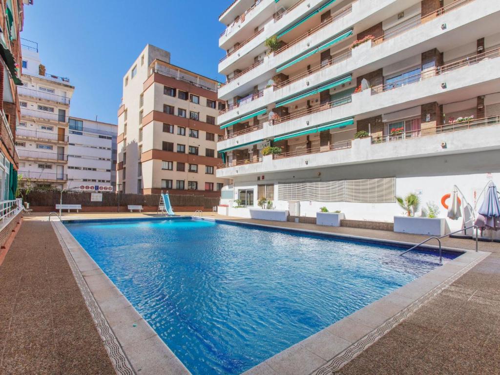 Bazén v ubytovaní Apartment Felix by Interhome alebo v jeho blízkosti