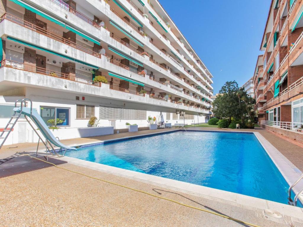 Bazén v ubytovaní Apartment Felix by Interhome alebo v jeho blízkosti