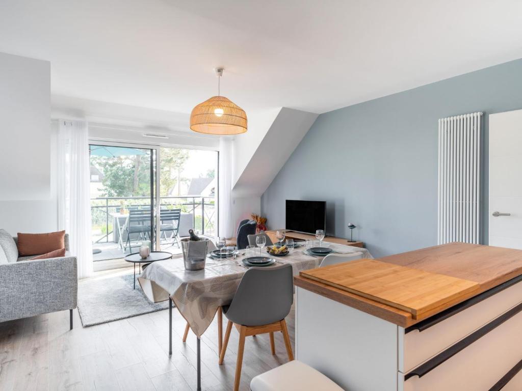 Televízia a/alebo spoločenská miestnosť v ubytovaní Apartment Les Villas du Men Du-1 by Interhome