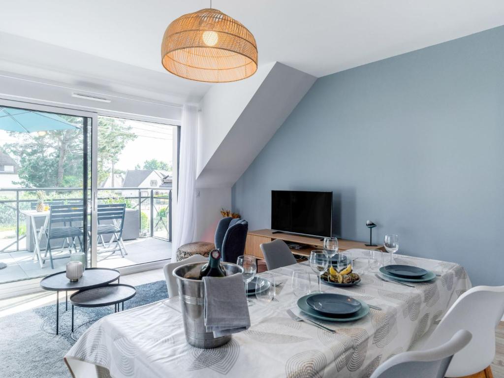 Televízia a/alebo spoločenská miestnosť v ubytovaní Apartment Les Villas du Men Du-1 by Interhome
