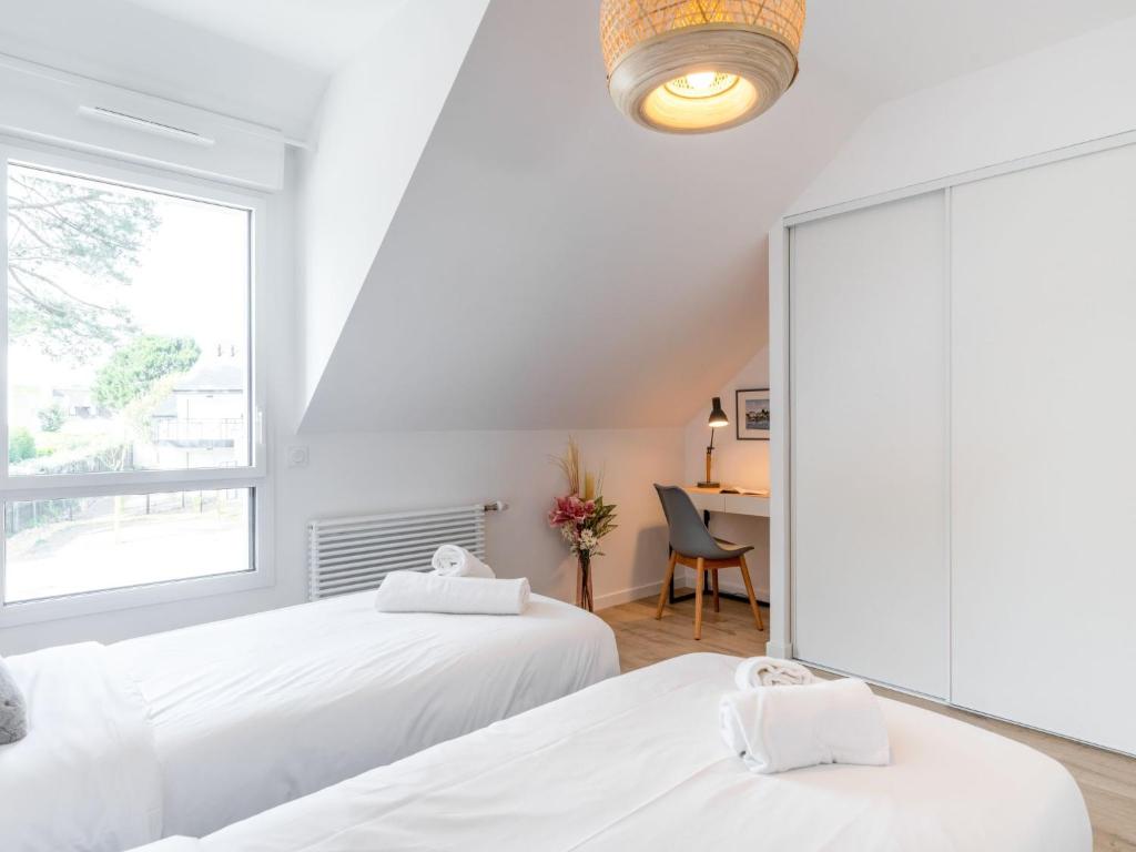 Posteľ alebo postele v izbe v ubytovaní Apartment Les Villas du Men Du-1 by Interhome
