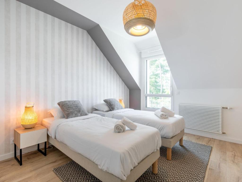 Posteľ alebo postele v izbe v ubytovaní Apartment Les Villas du Men Du-1 by Interhome